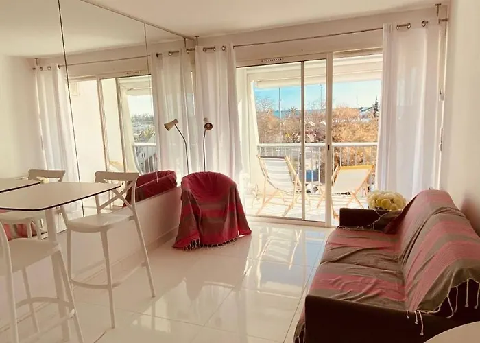 50 M Du Port Et 200 M De La * La Grande Motte